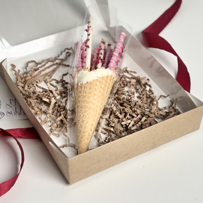 Рожок с ванильной соломкой в белом и розовом шоколаде