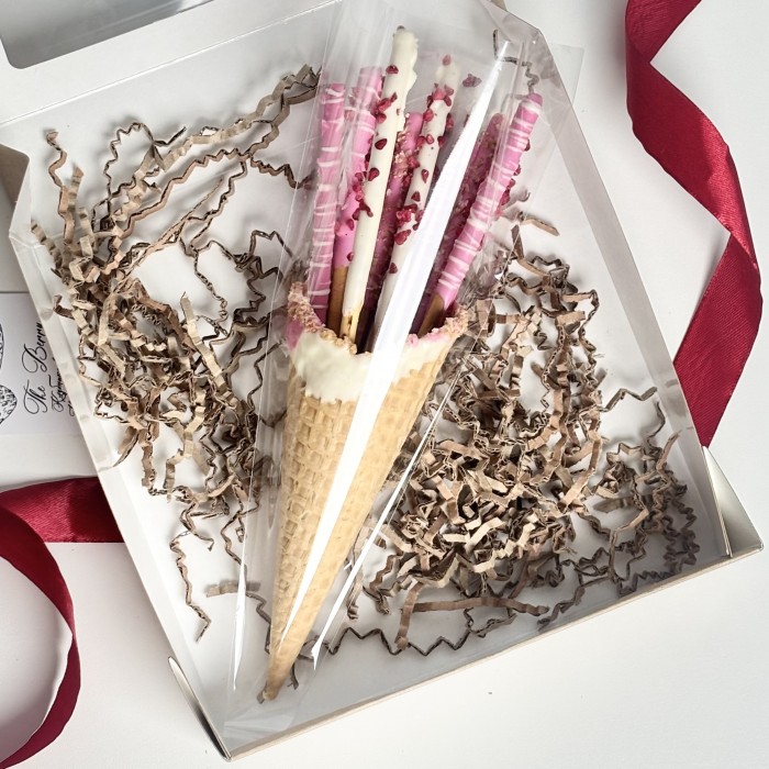 Рожок с ванильной соломкой в белом и розовом шоколаде