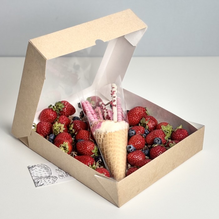 Сладкий набор из соломки в розовом шоколаде с ягодами