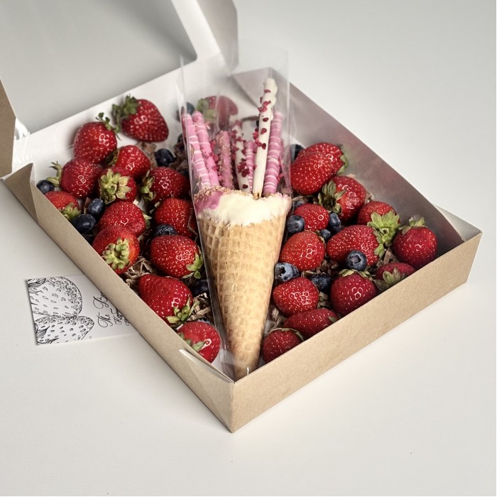 Сладкий набор из соломки в розовом шоколаде с ягодами