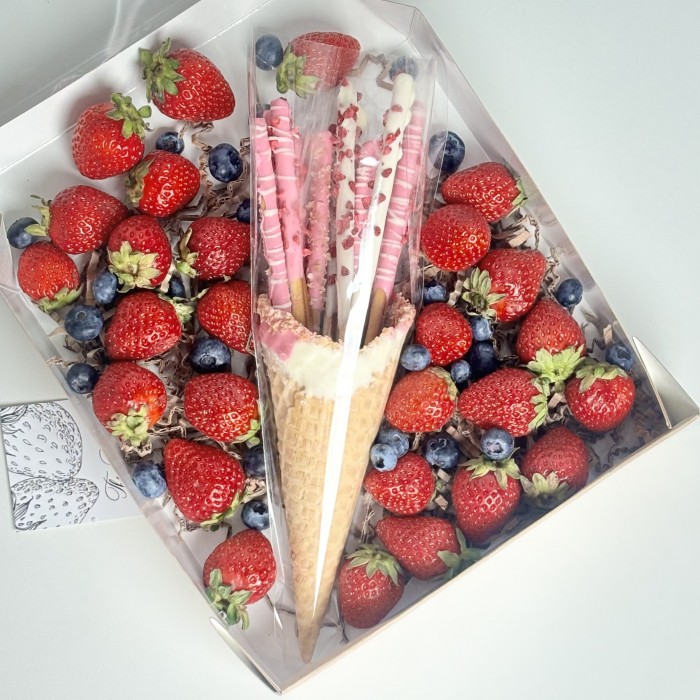 Сладкий набор из соломки в розовом шоколаде с ягодами