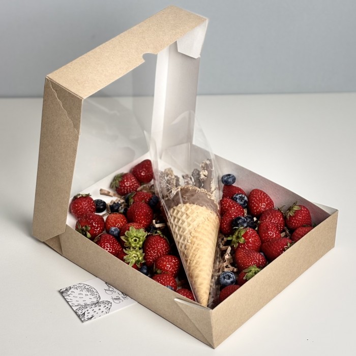 Сладкий набор из ягод и соломки в молочном шоколаде