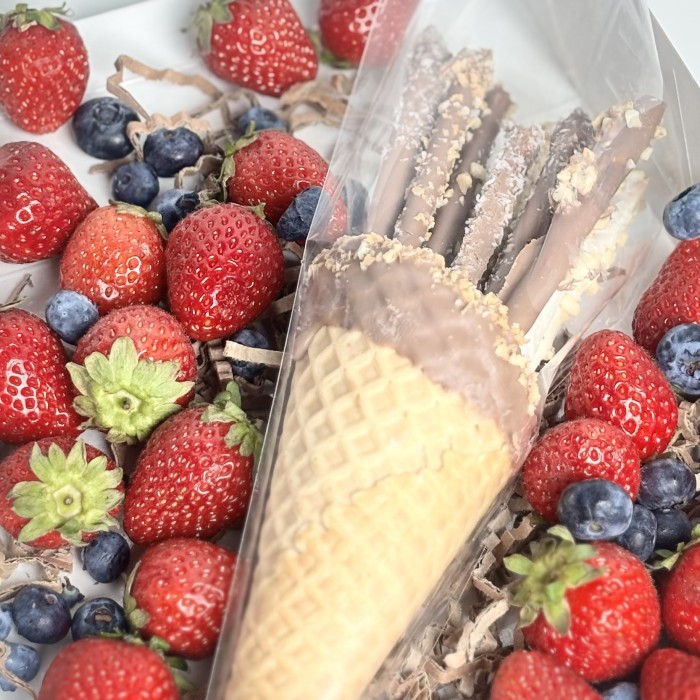 Сладкий набор из ягод и соломки в молочном шоколаде