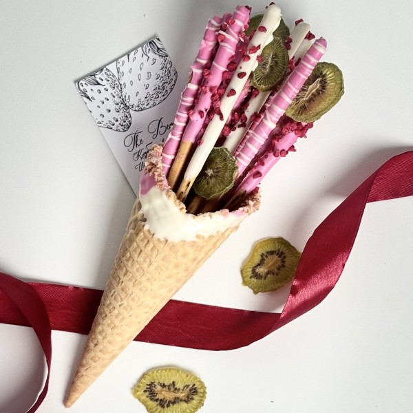 Вафельный рожок с ванильной соломкой в розовом шоколаде и киви