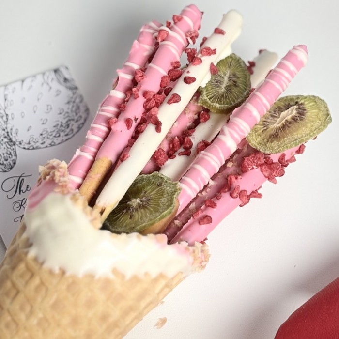 Вафельный рожок с ванильной соломкой в розовом шоколаде и киви