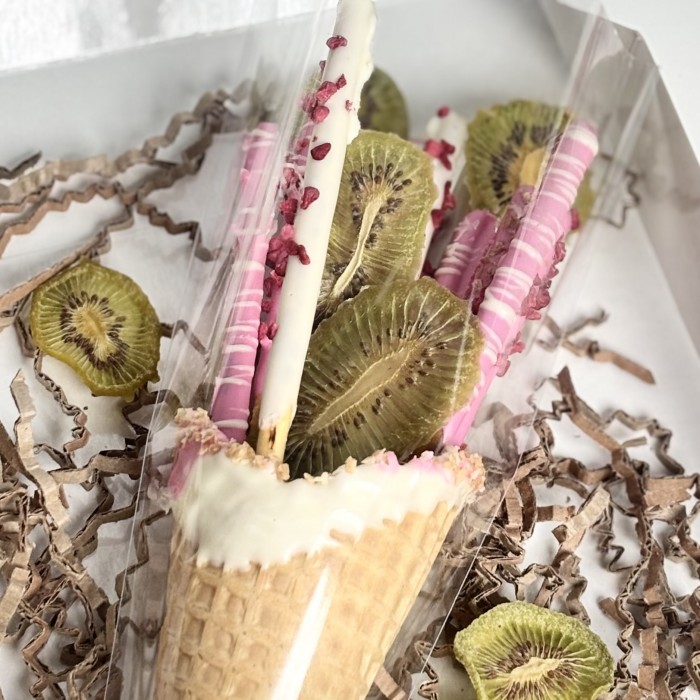 Вафельный рожок с ванильной соломкой в розовом шоколаде и киви