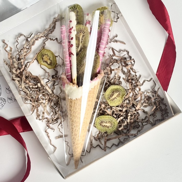 Вафельный рожок с ванильной соломкой в розовом шоколаде и киви