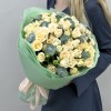 15 кремовых кустовых роз Тринити 40см с эвкалиптом