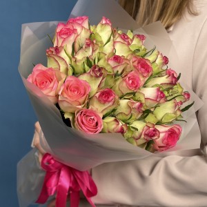 25 Зелено-розовых роз Глоу 40 см
