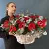 25 красных анемонов в корзине