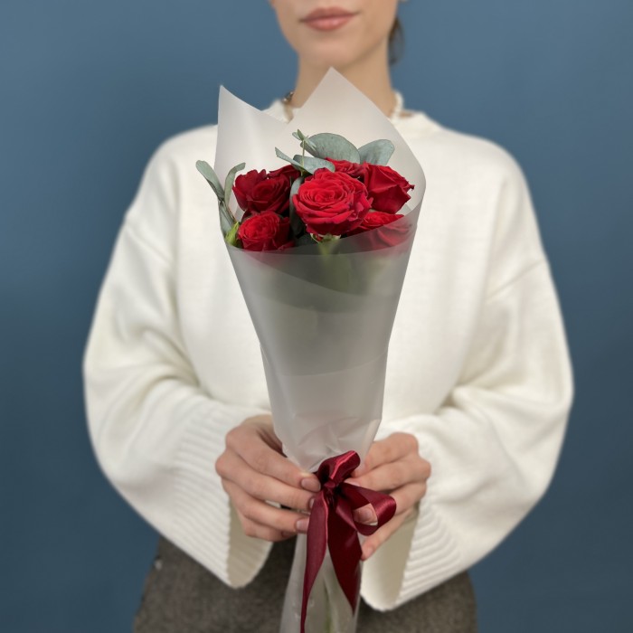 3 красные кустовые розы Рубикон 40 см с эвкалиптом
