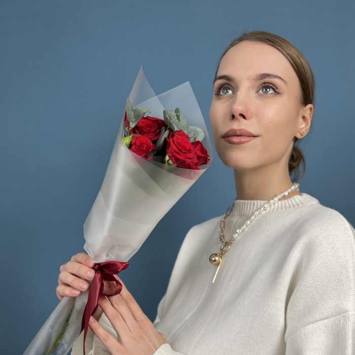 3 красные кустовые розы Рубикон 40 см с эвкалиптом