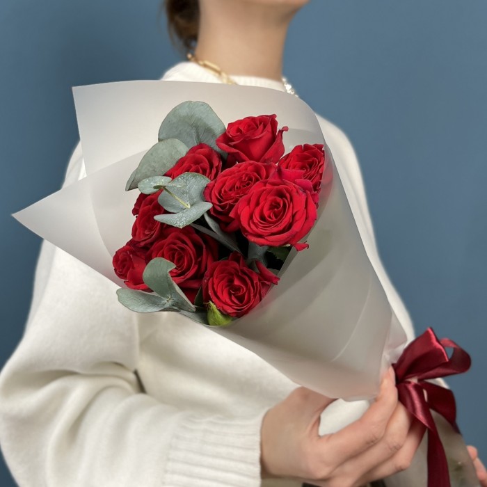 3 красные кустовые розы Рубикон 40 см с эвкалиптом