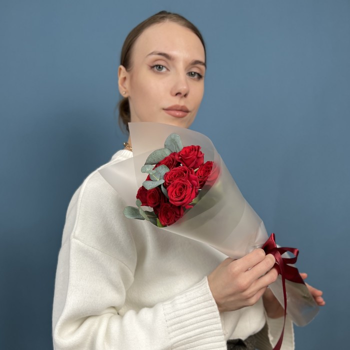 3 красные кустовые розы Рубикон 40 см с эвкалиптом