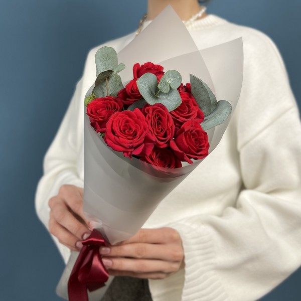 3 красные кустовые розы Рубикон 40 см с эвкалиптом