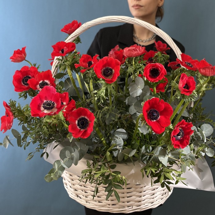 35 красных анемонов в корзине