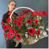 35 красных анемонов в корзине