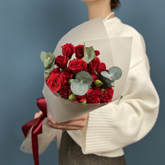 5 красных кустовых роз Рубикон 40 см с эвкалиптом