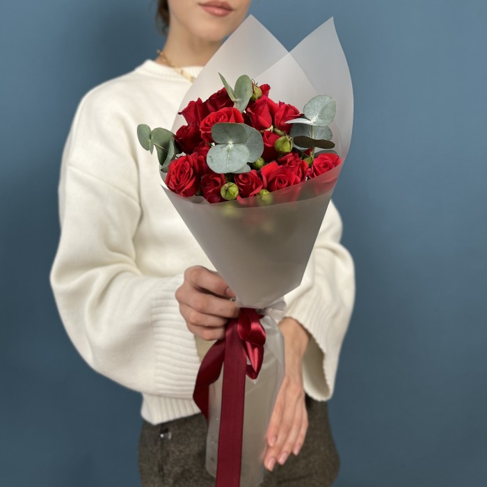 5 красных кустовых роз Рубикон 40 см с эвкалиптом