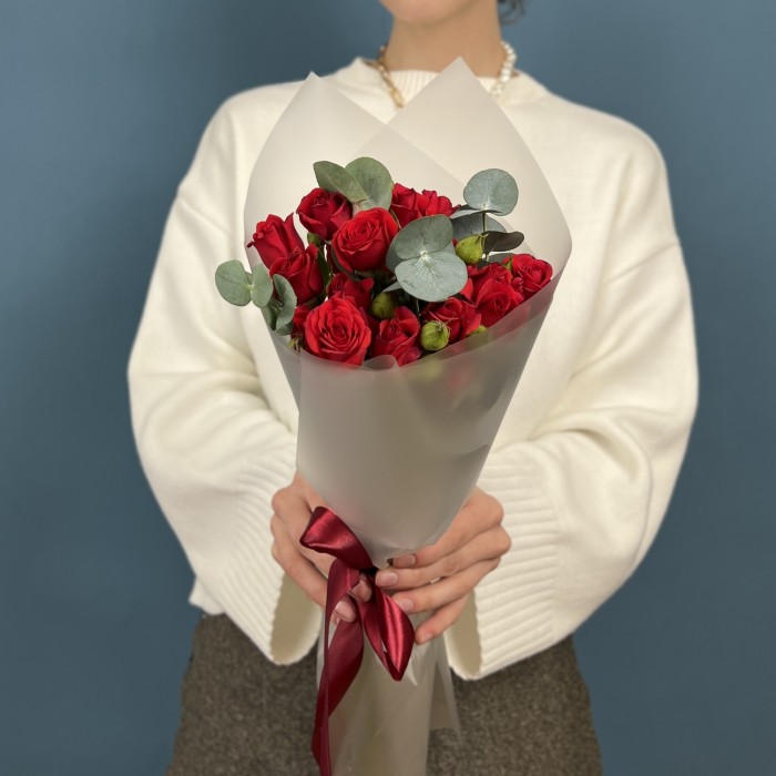 5 красных кустовых роз Рубикон 40 см с эвкалиптом
