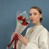 5 красных кустовых роз Рубикон 40 см с эвкалиптом