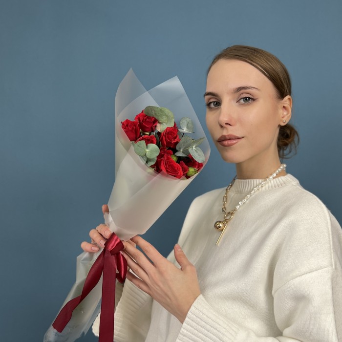 5 красных кустовых роз Рубикон 40 см с эвкалиптом