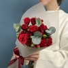 5 красных кустовых роз Рубикон 40 см с эвкалиптом