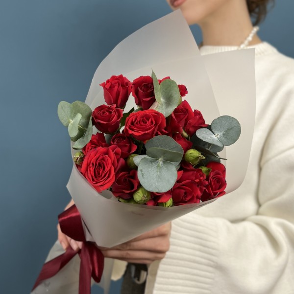 5 красных кустовых роз Рубикон 40 см с эвкалиптом