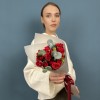 5 красных кустовых роз Рубикон 40 см с эвкалиптом