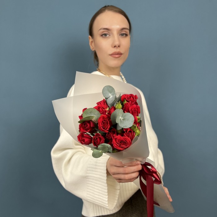 5 красных кустовых роз Рубикон 40 см с эвкалиптом