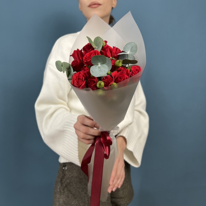 5 красных кустовых роз Рубикон 40 см с эвкалиптом