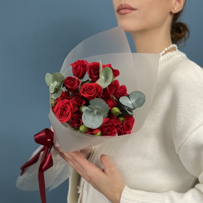 5 красных кустовых роз Рубикон 40 см с эвкалиптом