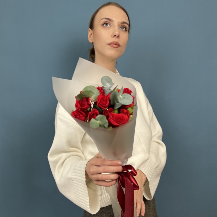 5 красных кустовых роз Рубикон 40 см с эвкалиптом