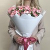 Букет из 25 белых гвоздик с красной каймой