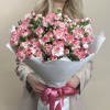 Букет из 25 белых гвоздик с красной каймой