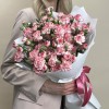 Букет из 25 белых гвоздик с красной каймой