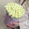 51 белая роза Атена в коробке