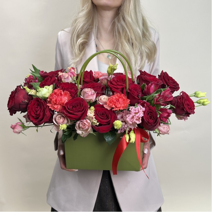 Букет дня  в коробке с розами Яркое настроение