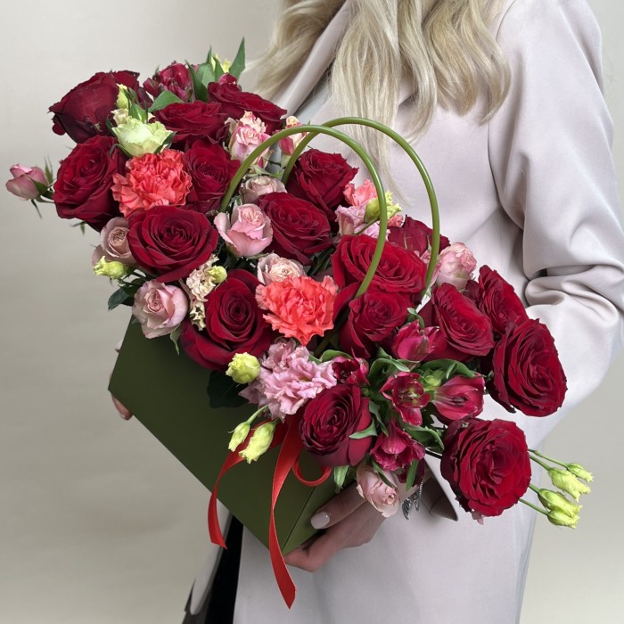 Букет дня  в коробке с розами Яркое настроение