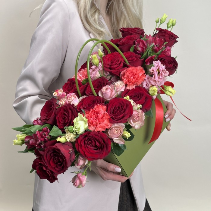 Букет дня  в коробке с розами Яркое настроение