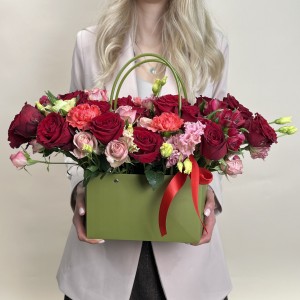 Букет дня  в коробке с розами Яркое настроение