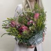 Экзотический микс с протеей в маленькой корзине