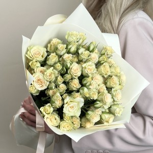 15 кустовых роз Триша 40 см