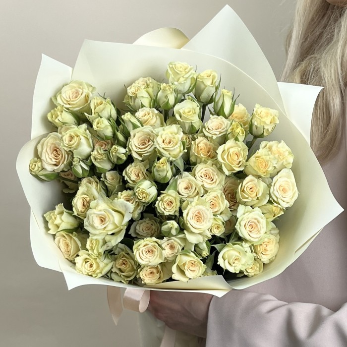15 кустовых роз Триша 40 см