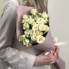 5 кремово-желтых кустовых роз Триша 40 см