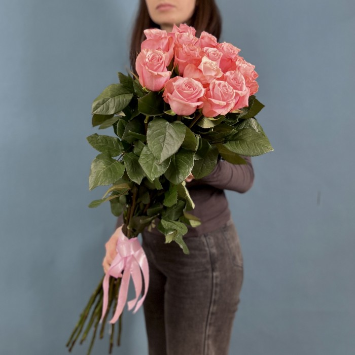 15 нежных роз Би Свит 70 см