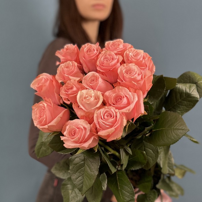 15 нежных роз Би Свит 70 см