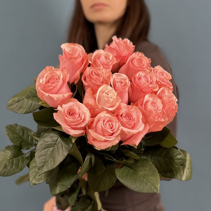 15 нежных роз Би Свит 70 см