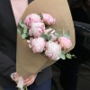 Букет из 7 розовых пионов Сара Бернар с эвкалиптом