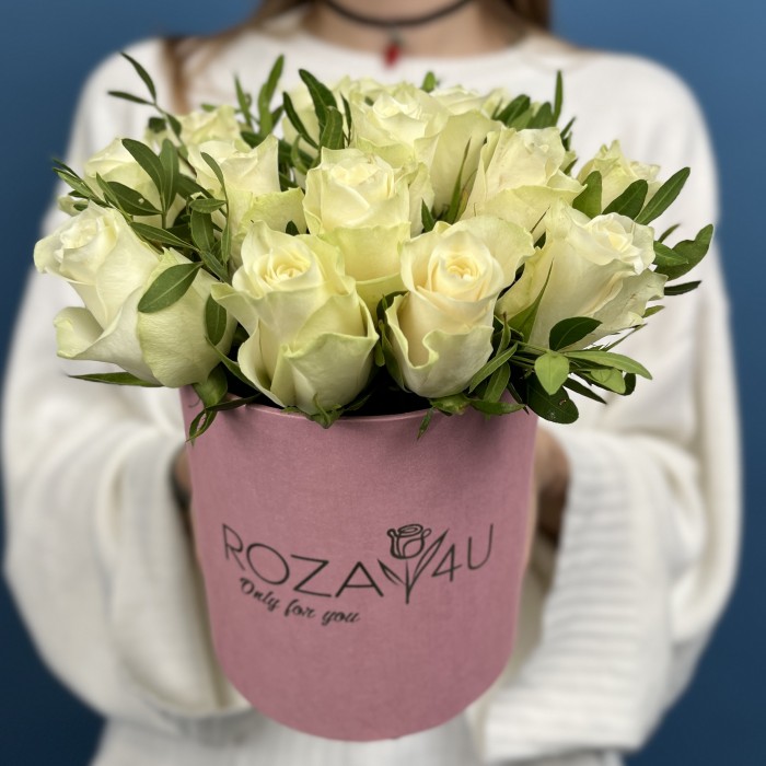 15 белых роз Атена в коробке